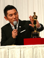 本木雅弘、万感の思いでオスカー像をナデナデ！凱旋会見は30分延長!!