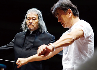 キャスト陣はプロから個人レッスンを受け、担当する各楽器を徹底マスター